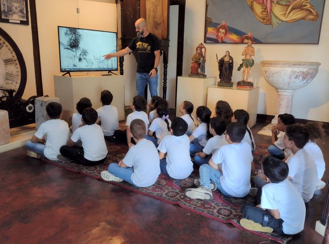 api-modulos/fotos/img/galeria_cat_culturais_490/490/13857/VISITA GUIADA POR GUSTAVO, ESCOLA MUNICIPAL ELVIRA XAVIER DE MELO, PROF. EDNA, 16.09.2026 (4).jpg
